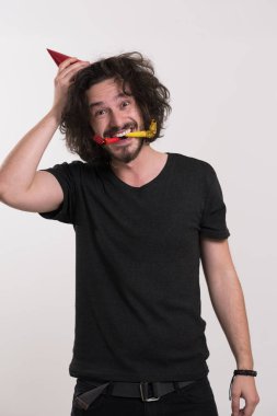 parti adam içinde düdük üfleme