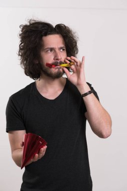 parti adam içinde düdük üfleme