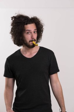 parti adam içinde düdük üfleme