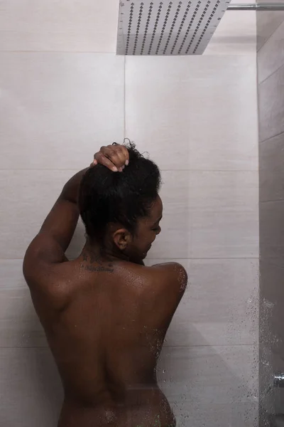 Mujer afroamericana en la ducha — Foto de Stock