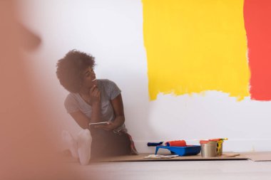 katta oturan geri kadın ressam