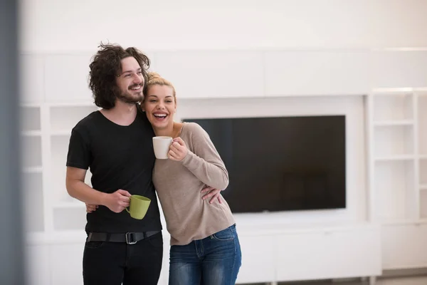 Casal feliz em sua nova casa — Fotografia de Stock