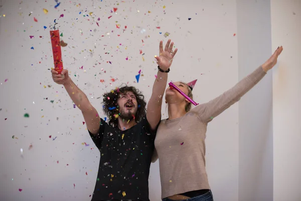 Romantische jonge koppel vieren feest met confetti — Stockfoto