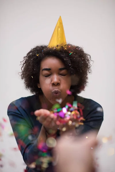 African American woman blåser konfetti i luften — Stockfoto