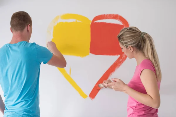 Pareja están pintando un corazón en la pared —  Fotos de Stock