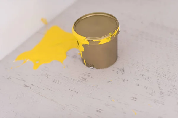 Lata Tinta Amarela Com Traços Amarelos Chão Madeira — Fotografia de Stock