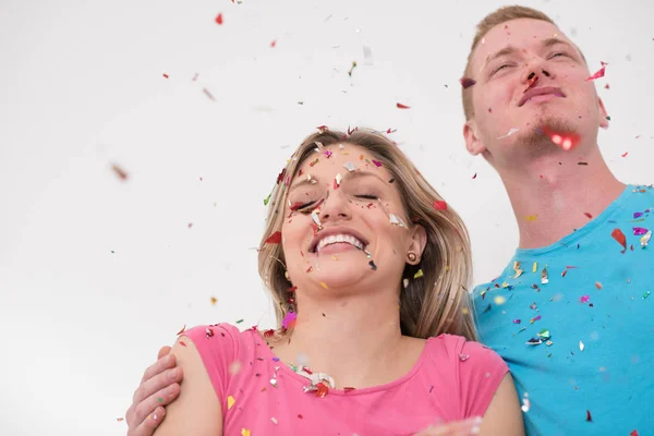 Pareja joven romántica celebrando fiesta con confeti —  Fotos de Stock