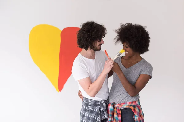 Casal com coração pintado na parede — Fotografia de Stock