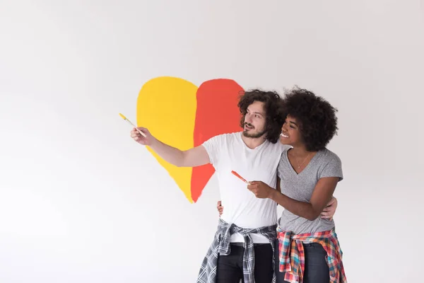 Casal com coração pintado na parede — Fotografia de Stock