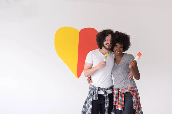 Casal com coração pintado na parede — Fotografia de Stock