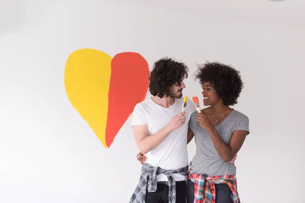 Пара з пофарбованим серцем на стіні — стокове фото
