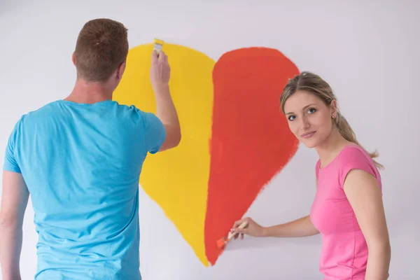 Coppia stanno dipingendo un cuore sul muro — Foto Stock
