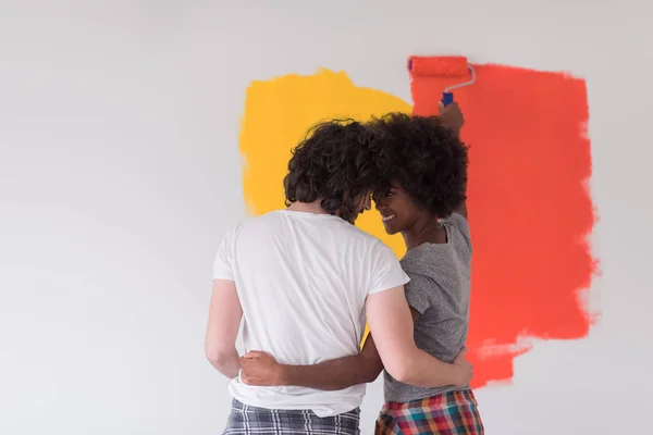 Multietniskt par måla innervägg — Stockfoto