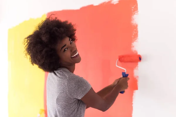 Negro mujer pintura pared — Foto de Stock