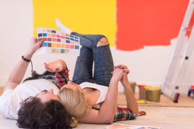 Mutlu genç çift resim sonra rahatlatıcı