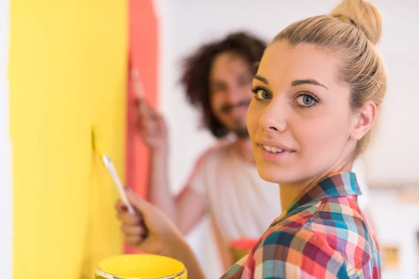 Pareja pintura interior de la pared — Foto de Stock