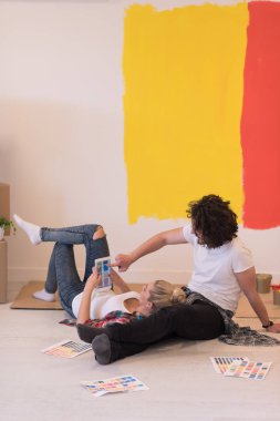 Mutlu genç çift resim sonra rahatlatıcı