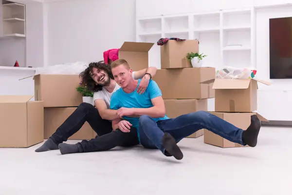 Unga homosexuella par som flyttar i nya hus — Stockfoto