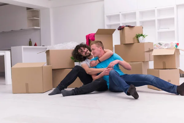 Joven gay pareja moviéndose en nuevo casa —  Fotos de Stock
