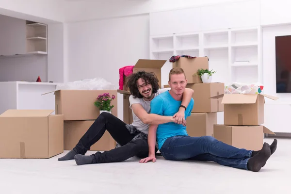 Jovem gay casal em movimento no novo casa — Fotografia de Stock