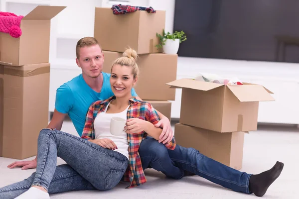 Jovem casal se movendo em nova casa — Fotografia de Stock