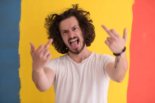 Hombre joven con pelo divertido sobre fondo de color —  Fotos de Stock