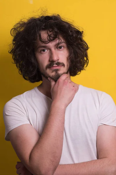 Hombre joven con pelo divertido sobre fondo de color —  Fotos de Stock