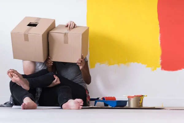 Jovem casal multiétnico brincando com caixas de papelão — Fotografia de Stock