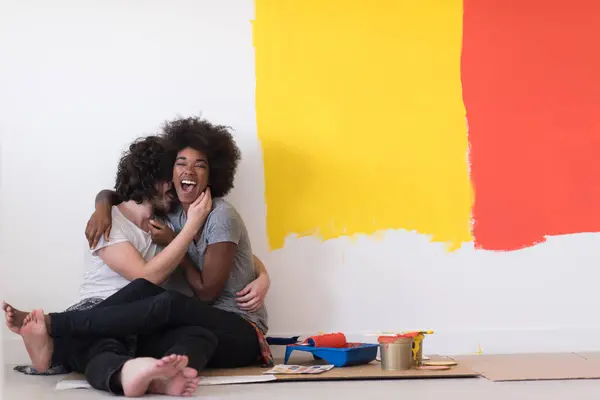 Молодые мультиэтнические пары расслабляются после рисования — стоковое фото