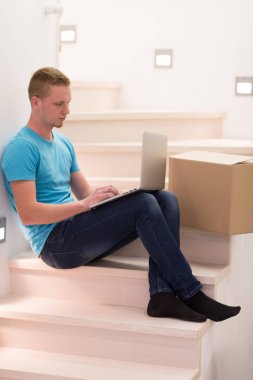 merdiven evde oturan genç adam