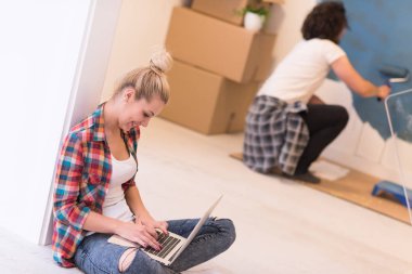 Mutlu çift ev tadilatları yapıyor