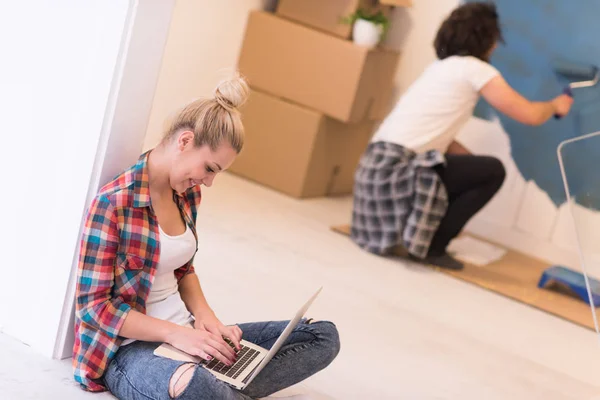 Felice coppia facendo lavori di ristrutturazione casa — Foto Stock