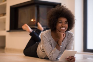 tablet bilgisayar yere kullanan siyah kadın