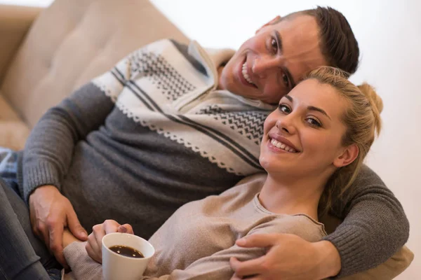 Young couple  in front of fireplace — Stock Photo, Image