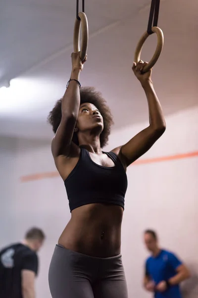 Černá žena dělá máčecí cvičení — Stock fotografie