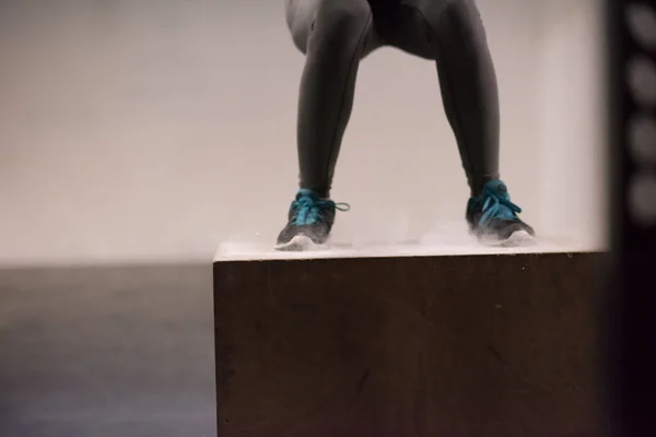Femme noire effectue des sauts de boîte à la salle de gym — Photo