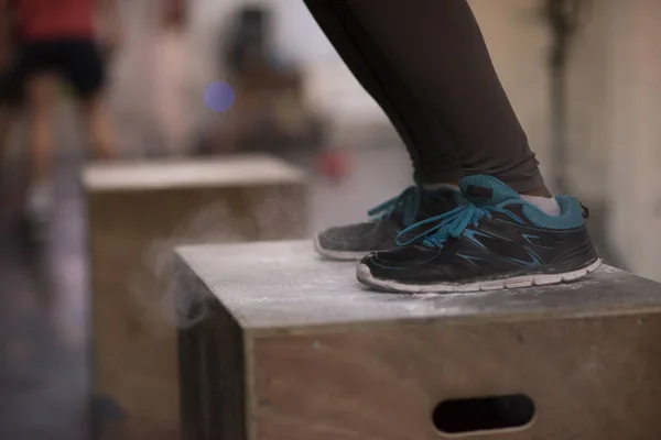 Чорна жінка виконує стрибки коробки в спортзалі — стокове фото