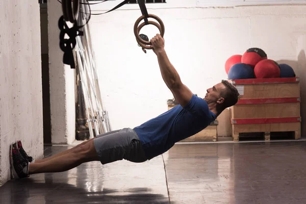 Hombre haciendo ejercicio de inmersión —  Fotos de Stock