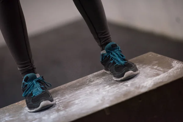 Černošky žena provádí box jumps v tělocvičně — Stock fotografie