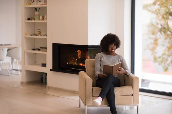 Negro mujer en casa lectura libro —  Fotos de Stock