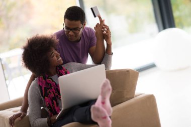 Afrika kökenli Amerikalı çift online alışveriş