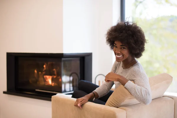 Mujer negra frente a la chimenea —  Fotos de Stock