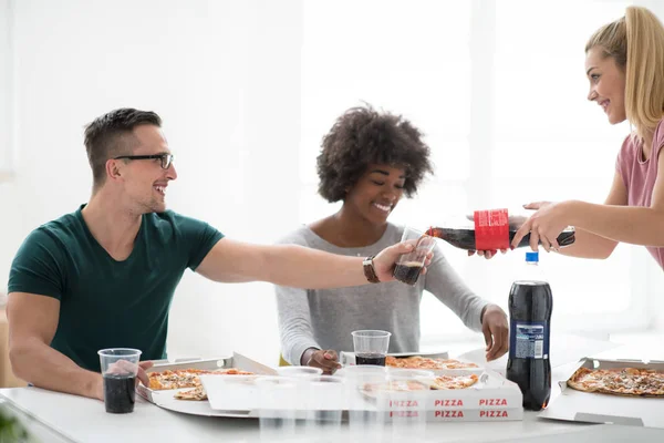 Çok ırklı bir grup genç insan var bir öğle yemeği molası — Stok fotoğraf