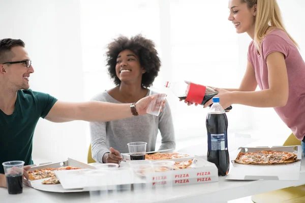 Multi-etnische groep jonge mensen hebben een lunchpauze — Stockfoto