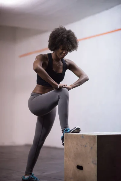 Černá žena připravuje pro box skoky v tělocvičně — Stock fotografie