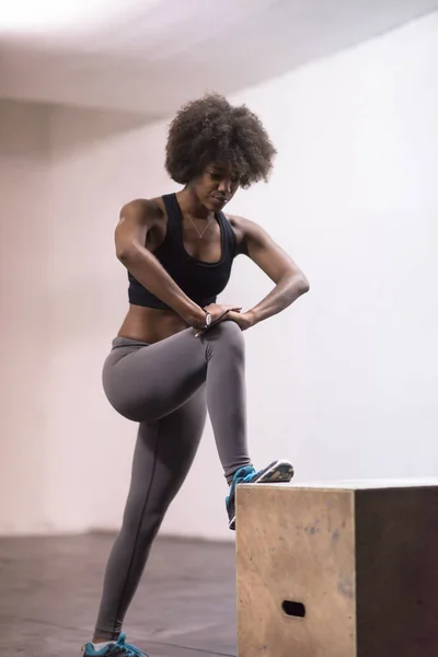Černá žena připravuje pro box skoky v tělocvičně — Stock fotografie