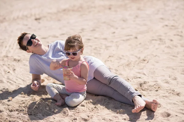 Mãe e filha na praia — Fotografia de Stock