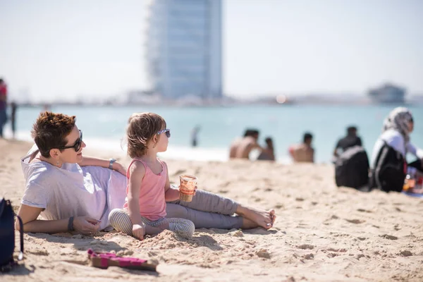 Anya és lánya a strandon — Stock Fotó