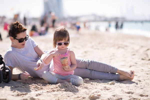 Maminka a dcera na pláži — Stock fotografie