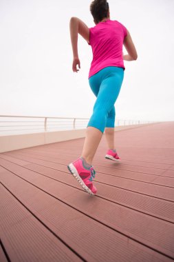 kadın gezinti yerinde çalışan meşgul